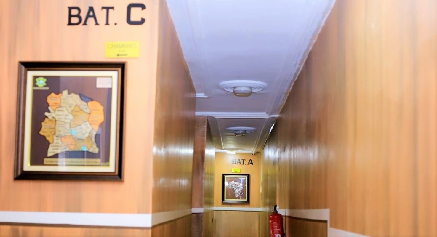 Vue de l'hôtel et piscine